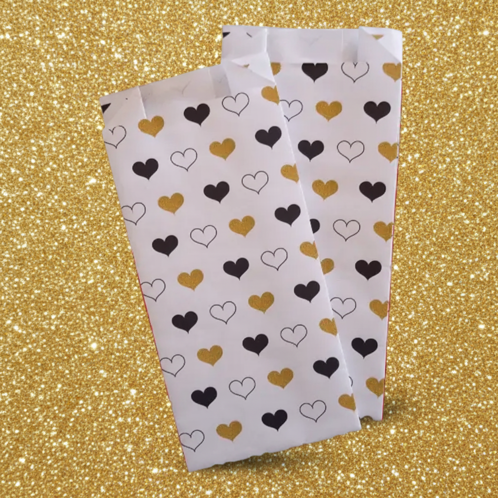 bustine di carta con cuori neri e oro