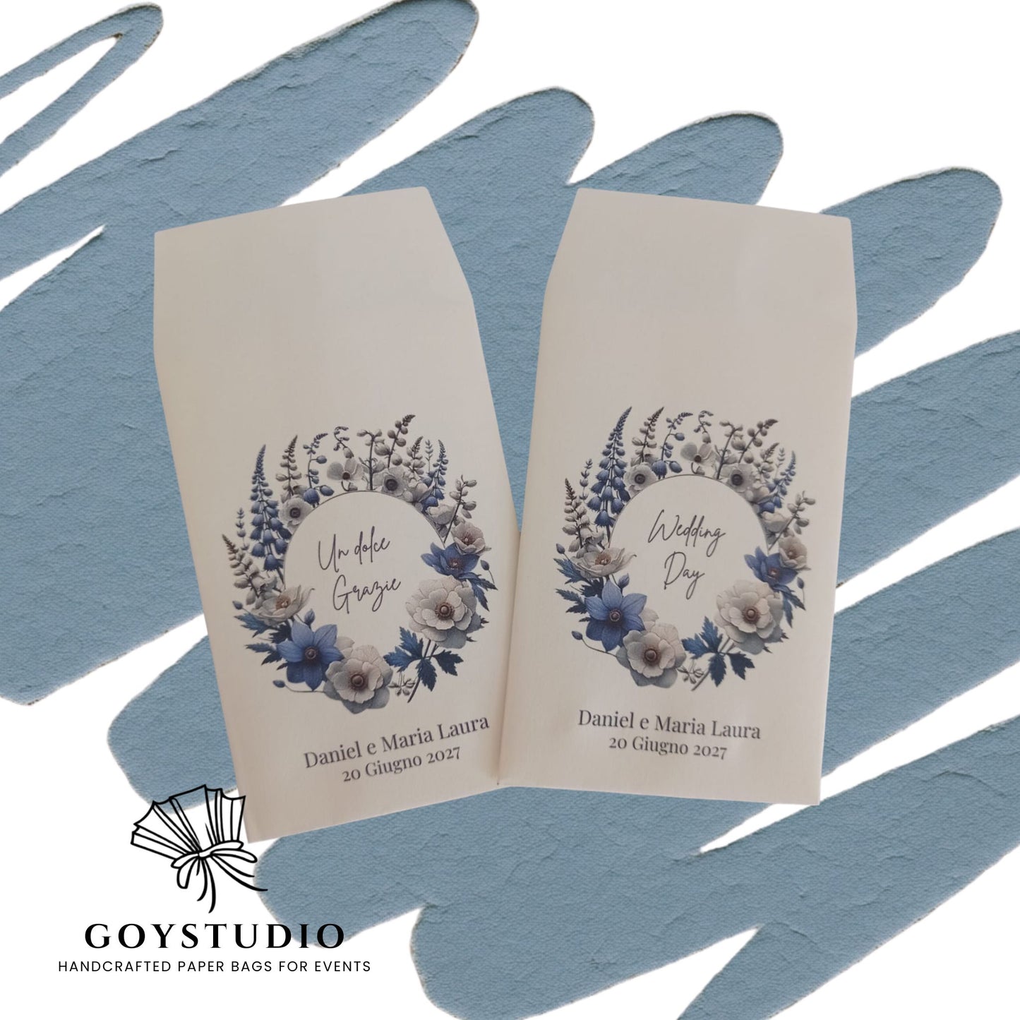 2 sacchetti di carta avorio con stampa con unacoroncina floreale dai toni bianco e azzurro polvere. al centro il testo Un dolce Grazie e sotto Daniel e Maria Laura