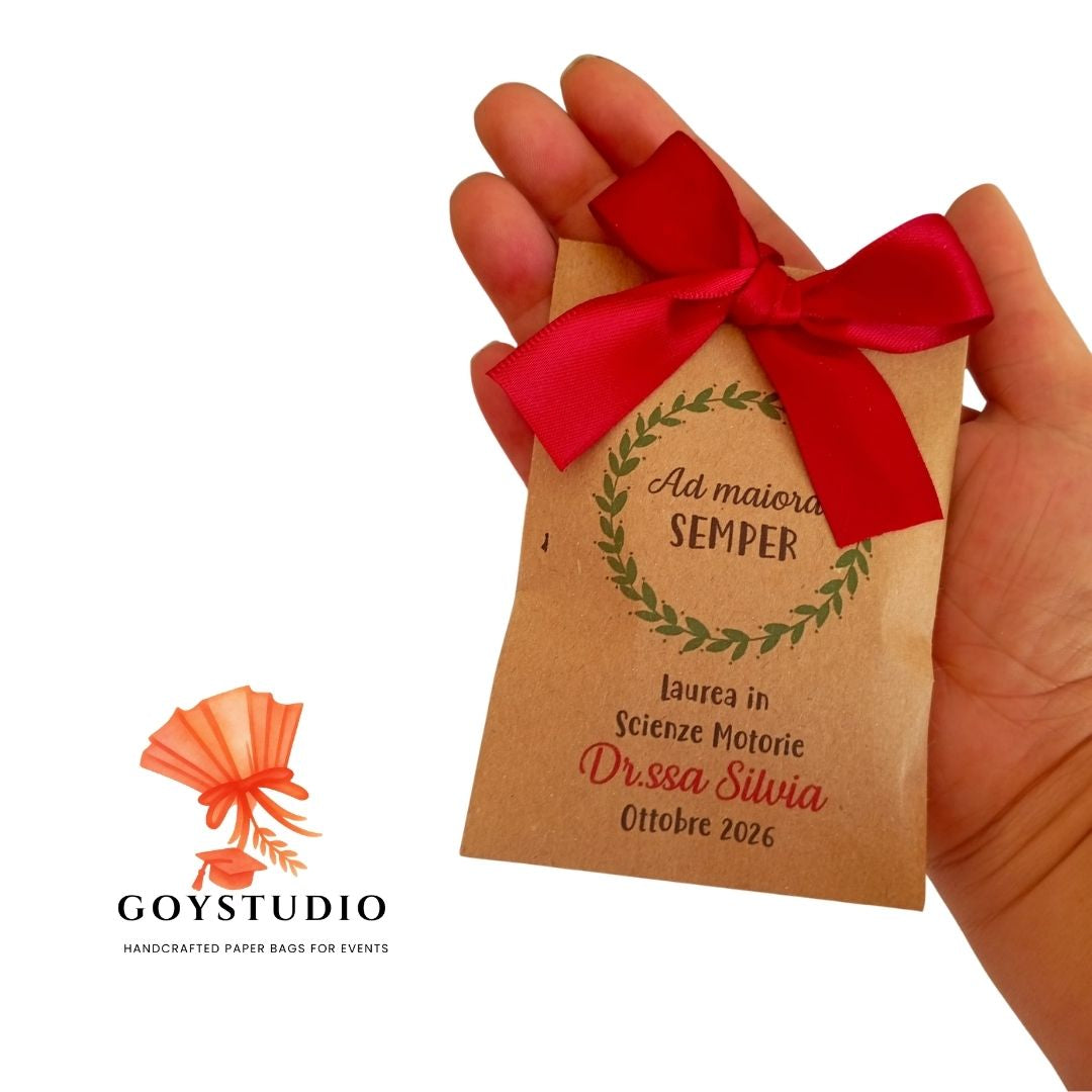 Sacchetto bomboniera laurea in Scienze Motorie in carta kraft con fiocco rosso satinato e corona d'alloro verde personalizzata GoyStudio