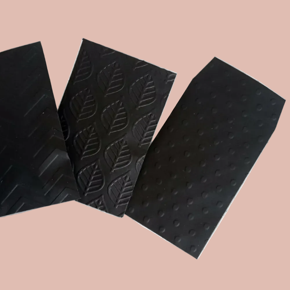 tre sacchetti neri con piccola patella superiore, uno con texture in rilievo a pois, una con piccole foglioline e una con un motivo a chevron zig zag