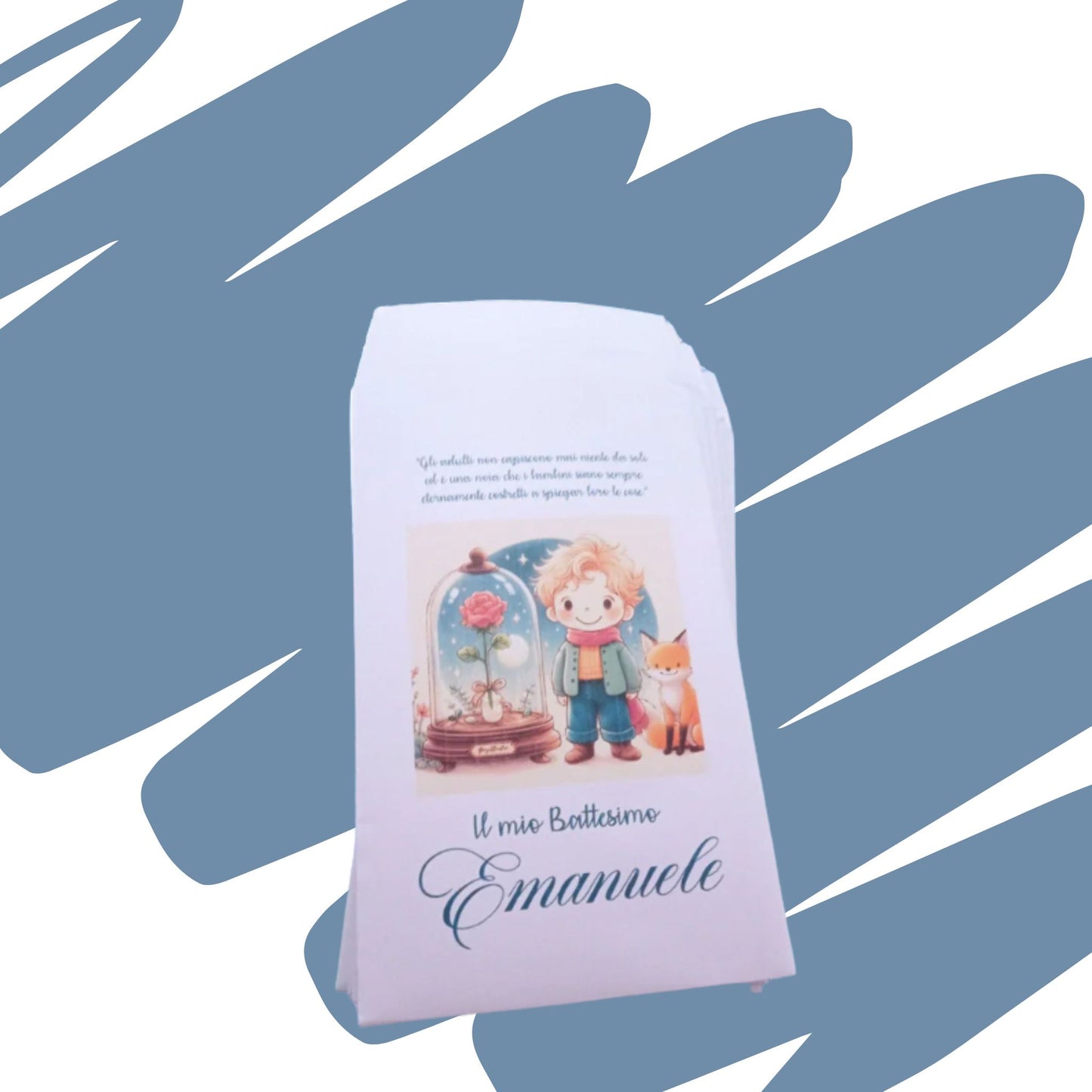 Una pila di bustine bianche segnaposto personalizzate per il Battesimo di Emanuele, decorate con l'illustrazione del Piccolo Principe e la volpe che guardano una grande luna piena nel cielo stellato, su sfondo blu polvere.