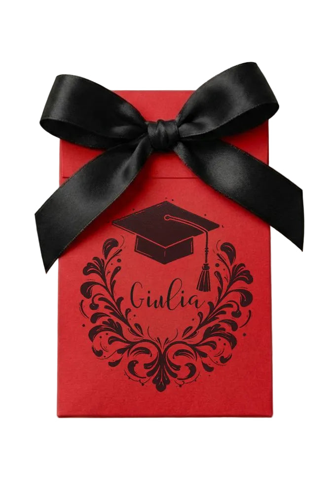 bomboniera laurea in cartoncino rosso con fiocco raso nero. stampa elegante con tocco di laurea e nome del laureando.