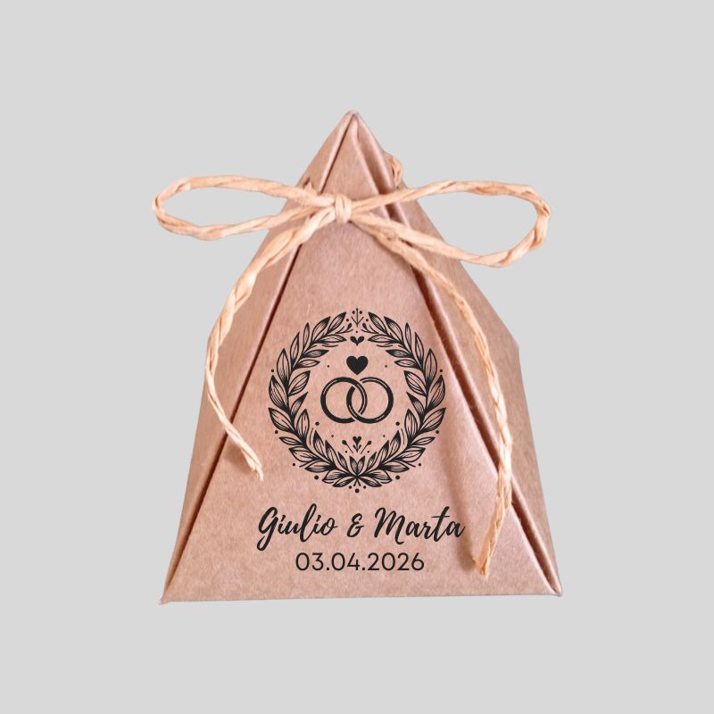 Porta confetti kraft con nomi sposi personalizzati piramide matrimonio fedi