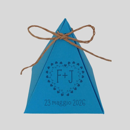 Scatolina portaconfetti matrimonio azzurra con iniziali sposi e cuore. Personalizzata con nomi e data.