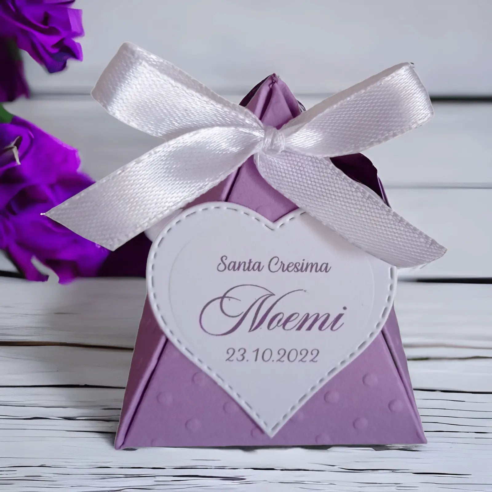 Le immagini mostrano scatoline portaconfetti personalizzate per diverse occasioni speciali.