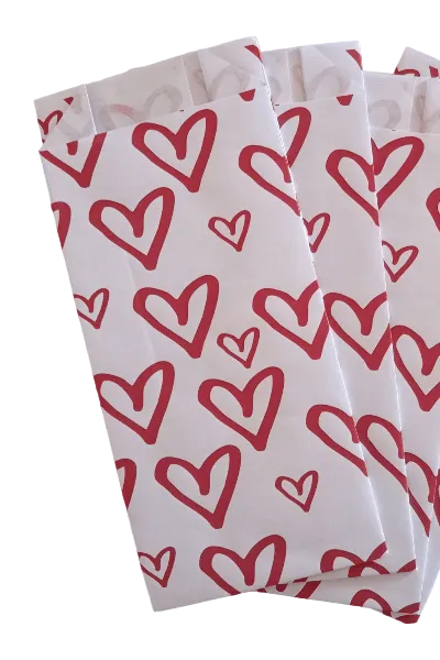 sacchetto di carta con vcuori rossi stampati