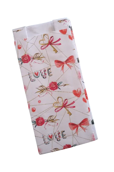 sacchetti carta con stampa romantica fantasia con cuori fiocchie rose. carta eco con soffietto laterale.