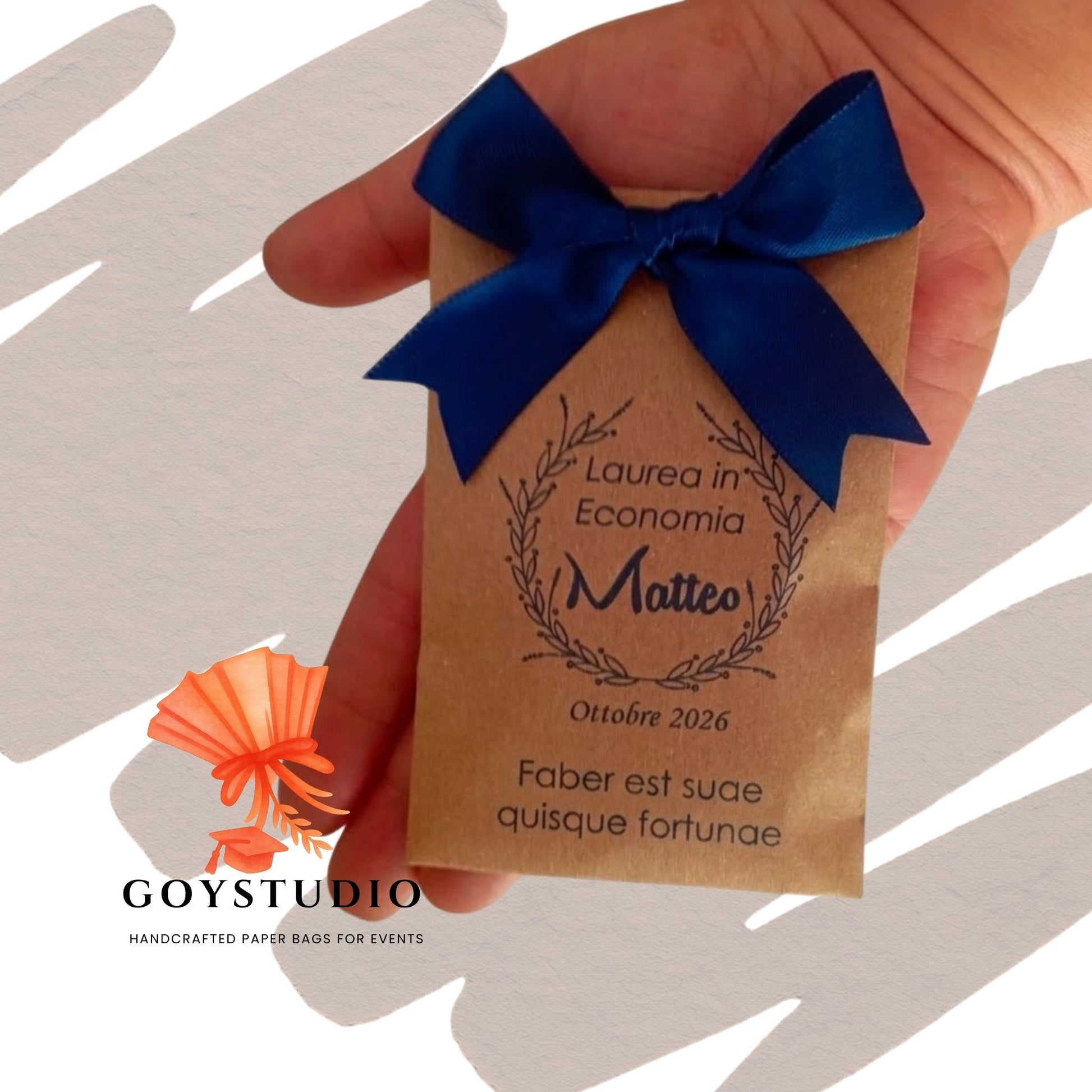 Sacchetto bomboniera per laurea in economia in carta kraft con fiocco blu satinato e corona d'alloro personalizzata GoyStudio