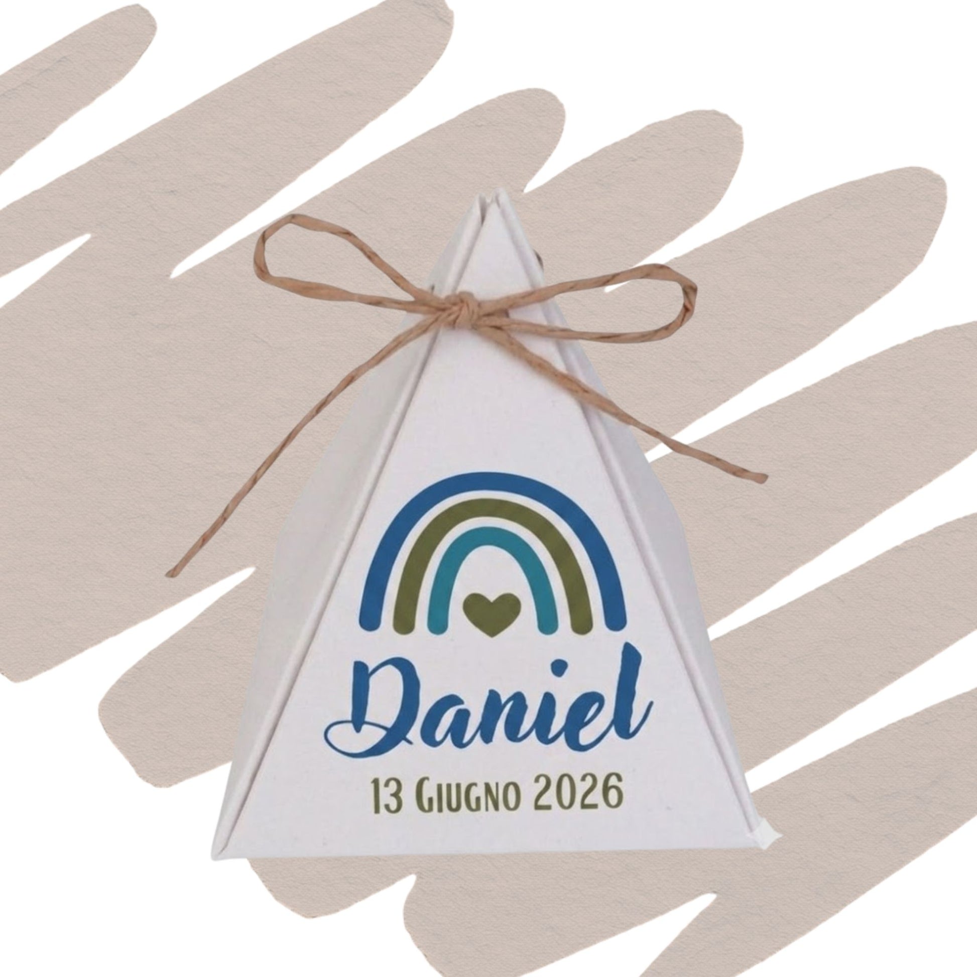 Scatolina bianca a forma piramidale con stampa di un dolce arcobaleno in stile scandy con il nome Daniela e la data 13 Giugno 2026