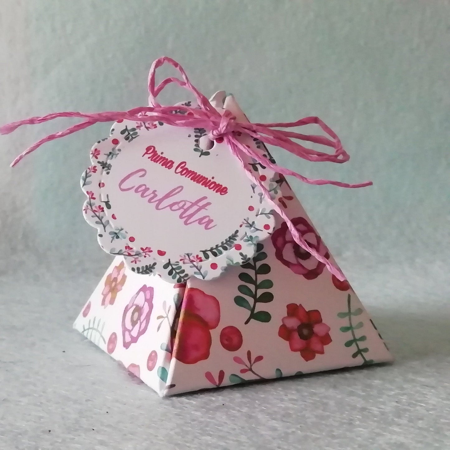 scatolina a forma di piramide in fantasia floreale sui toni del rosa e del verde smeraldo con tag personalizzata e nastrino in raso