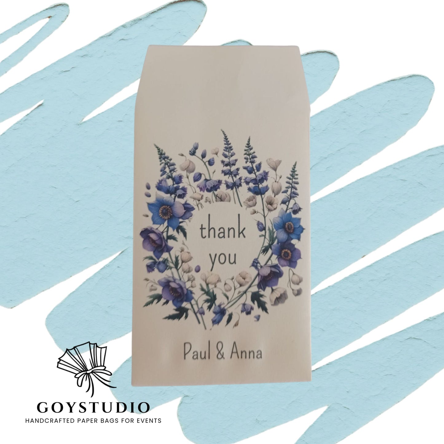 sacchetto in carta avorio con decoro floreale nei colori indaco azzurro e violetto con testo Thank you e soitto Paul e Anna