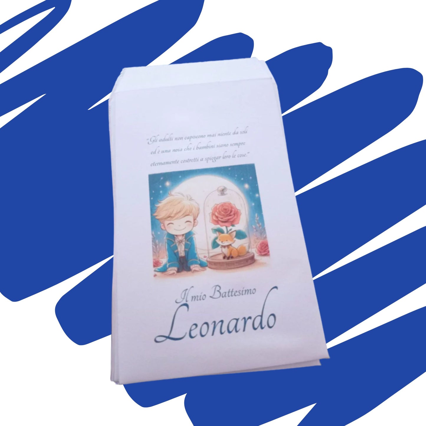 Bustina portaconfetti bianca a tema Il Piccolo Principe, personalizzata per il Battesimo di Leonardo. L'illustrazione mostra il Piccolo Principe e la volpe accanto alla rosa sotto la cupola di vetro, su uno sfondo blu acceso.