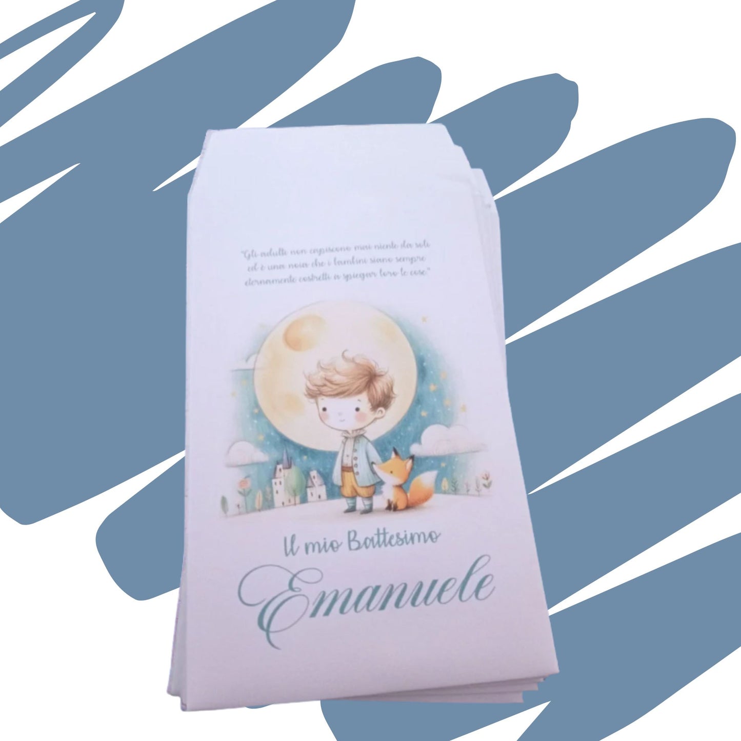 Sacchetto in carta bianco per confetti a tema Il Piccolo Principe per il Santo Battesimo di Emanuele. La grafica centrale raffigura il principe con la sua rosa e la volpe, posizionata su uno sfondo blu polvere.