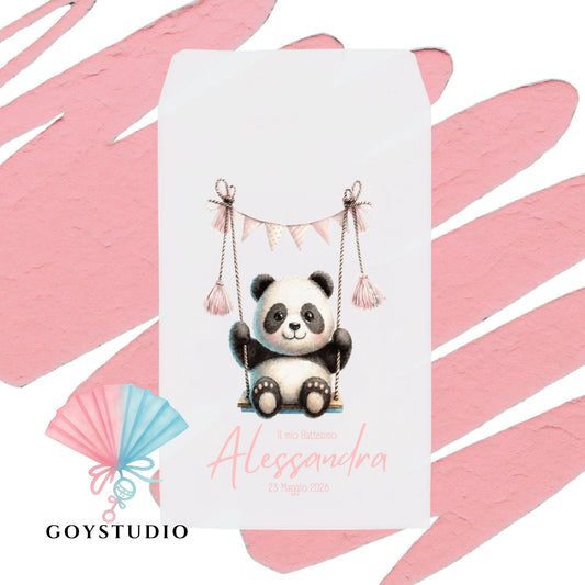 Dettaglio di sacchetto portaconfetti per battesimo con grafica panda su altalena e nome personalizzato 'Alessandra'