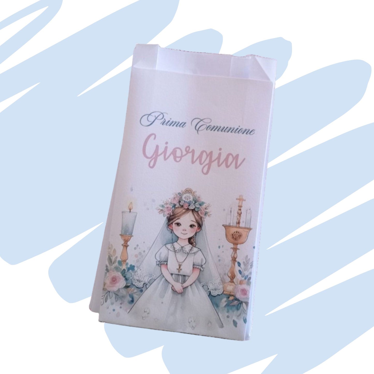 Bustina bianca per confetti o bomboniera Prima Comunione con illustrazione di una bimba bionda, candela, calice e fiori, personalizzata con il nome "Giorgia" su sfondo azzurro.