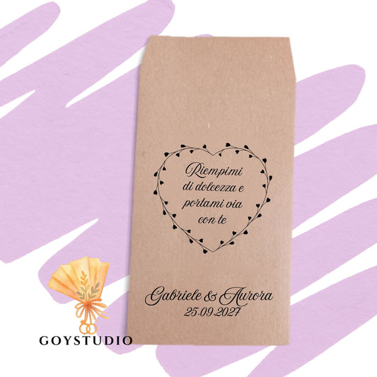 sacchettino in carta kraft per confetti nozze con stampa un cuore con piccoli cuoricini e la frase personalizzata, con nome degli sposi