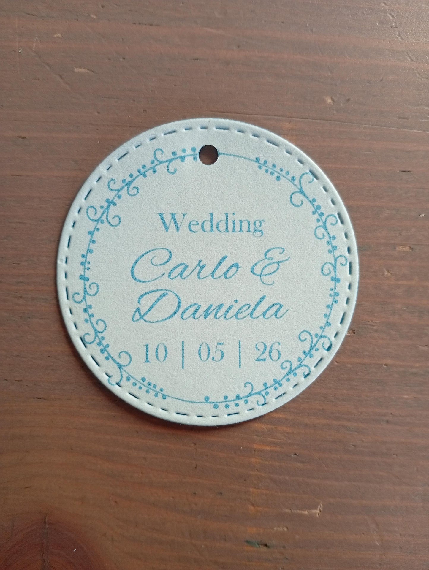 Bigliettino Bomboniera Rotondo con foro, personalizzabile con nome e data in celeste e azzurro. Tag matrimonio, battesimo, comunione cresima