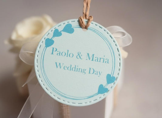 tag matrimonio personalizzata con cuoricini. cartoncino celeste, stampa azzurra con nome e data.