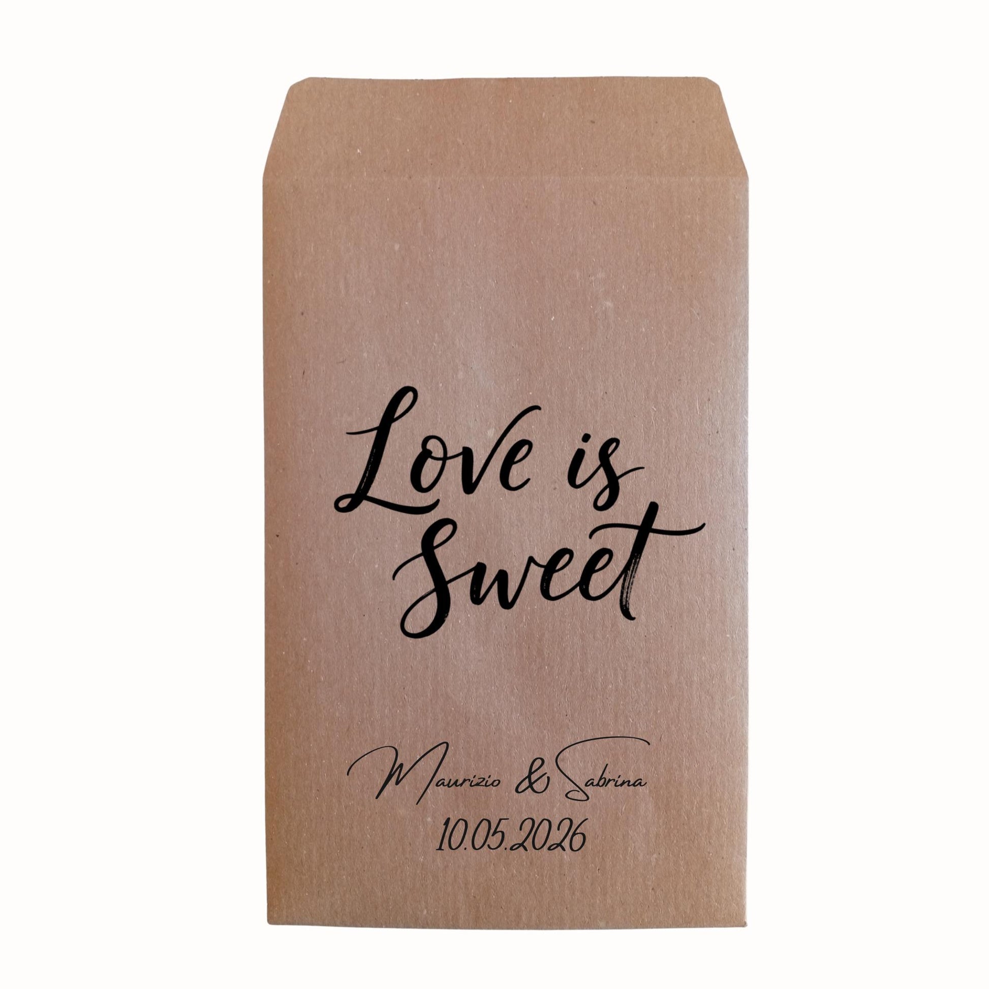 sacchettini con logo Love Is Sweet, in carta Kraft per confetti e caramelle. un basso stampa nomi sposi e data