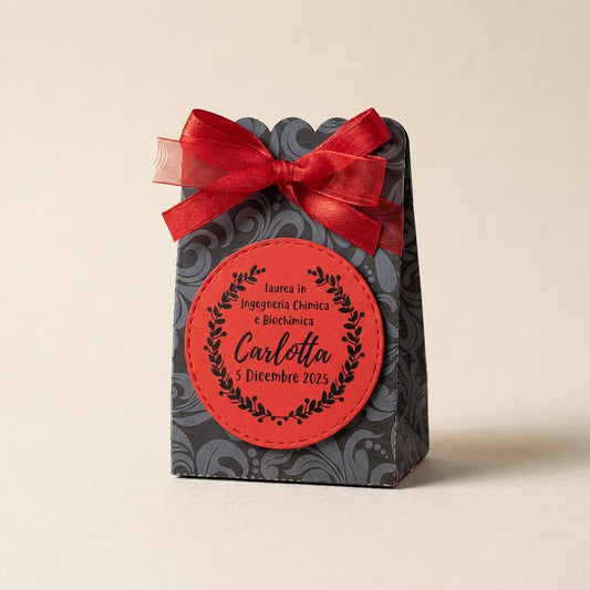 Scatola portaconfetti Laurea personalizzata. Scatolina per confetti nera con tag rosso stampato. Disponibili anche in altri colori