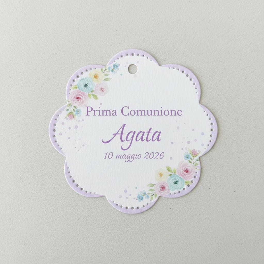 bigliettino bomboniera a forma di fiore con bordino lilla e piccoli fiorellini pastello, personalizzato con nome data ed evento. ideali per prima comunione, battesimo e santa cresima.