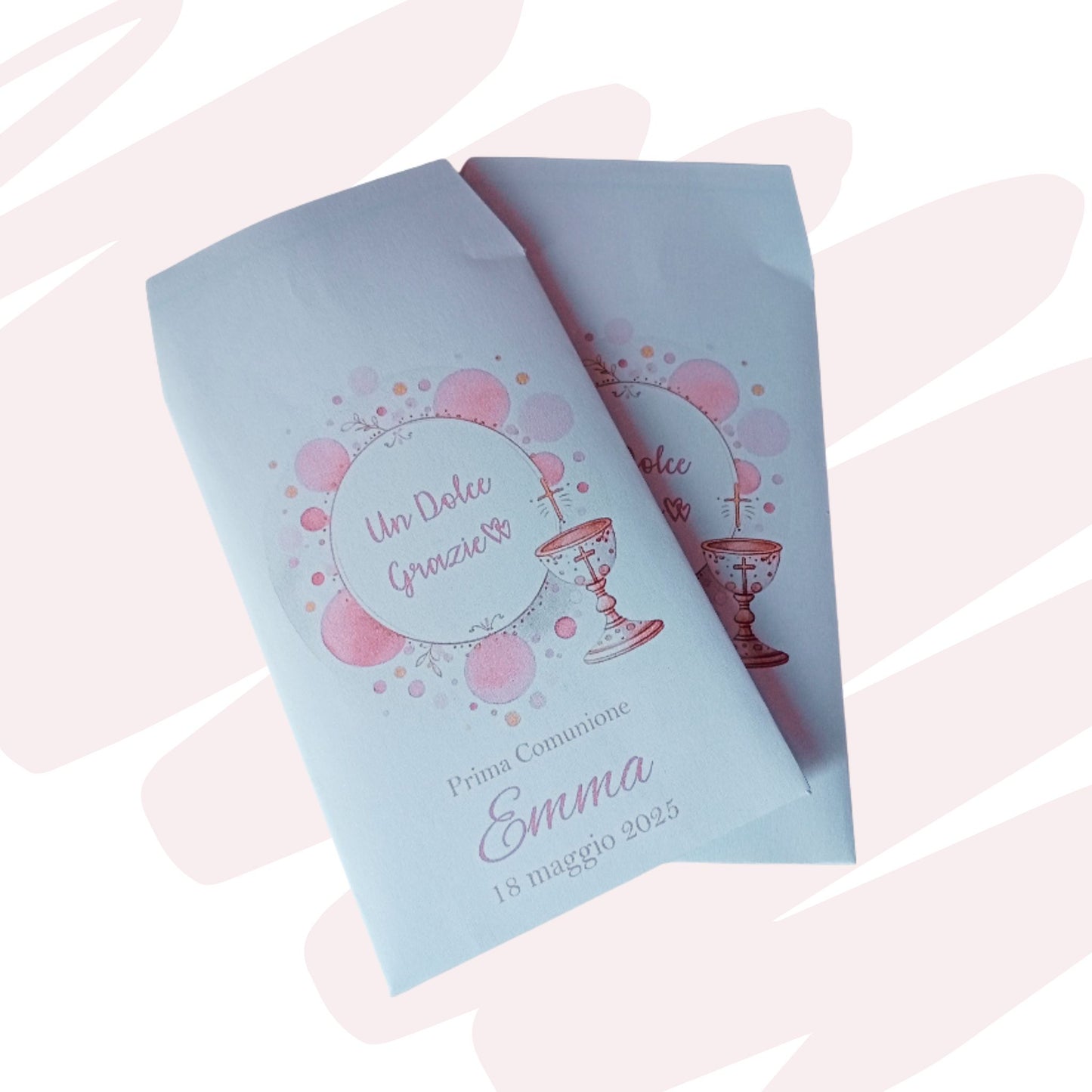Due sacchetti in carta bianchi per Prima Comunione leggermente sovrapposti, con grafica rosa che raffigura un calice eucaristico circondato da fiori e la scritta personalizzata "Un Dolce Grazie! Prima Comunione Emma", su sfondo rosa chiaro.