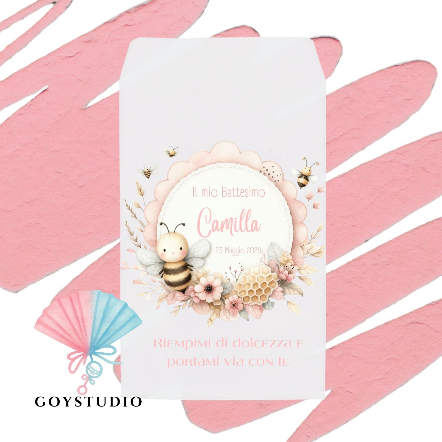 sacchetto portaconfetti bianco per battesimo bambina con grafica personalizzata: ghirlanda circolare rosa e beige con rose e margherite. Al centro, ape kawaii con guance rosse, scritta "Il mio Battesimo Camilla" e data. In basso, la frase "Riempimi di dolcezza e portami via con te