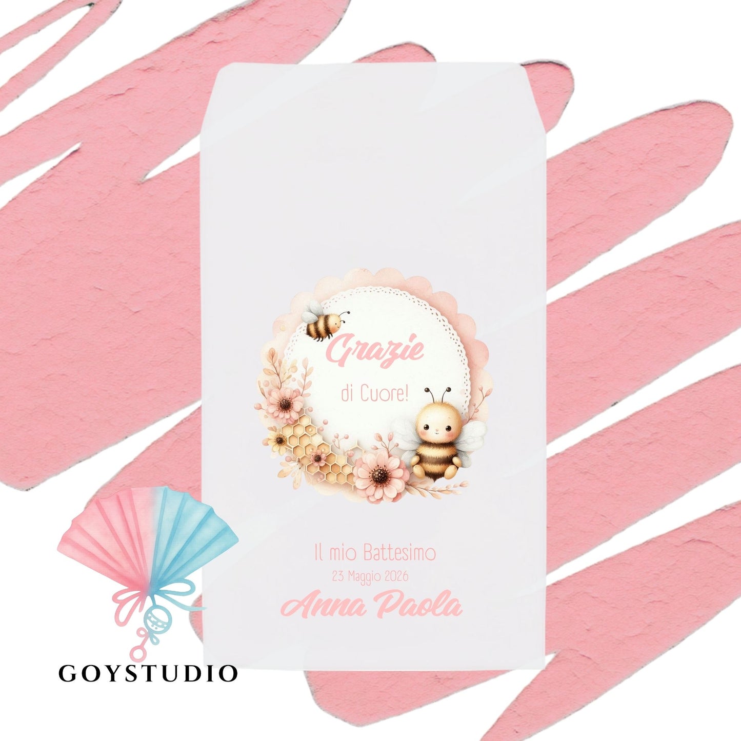 sacchetto portaconfetti bianco per battesimo bambina su sfondo rosa. La grafica include un'ape sorridente con fiocchetto e due api più piccole, contornate da una ghirlanda floreale delicata. In basso, nome personalizzato "Anna Paola"