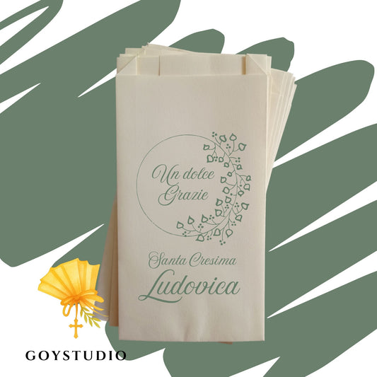 Set di sacchetti in carta avorio personalizzati per confettata di Santa Cresima con stampa e grafica elegante.