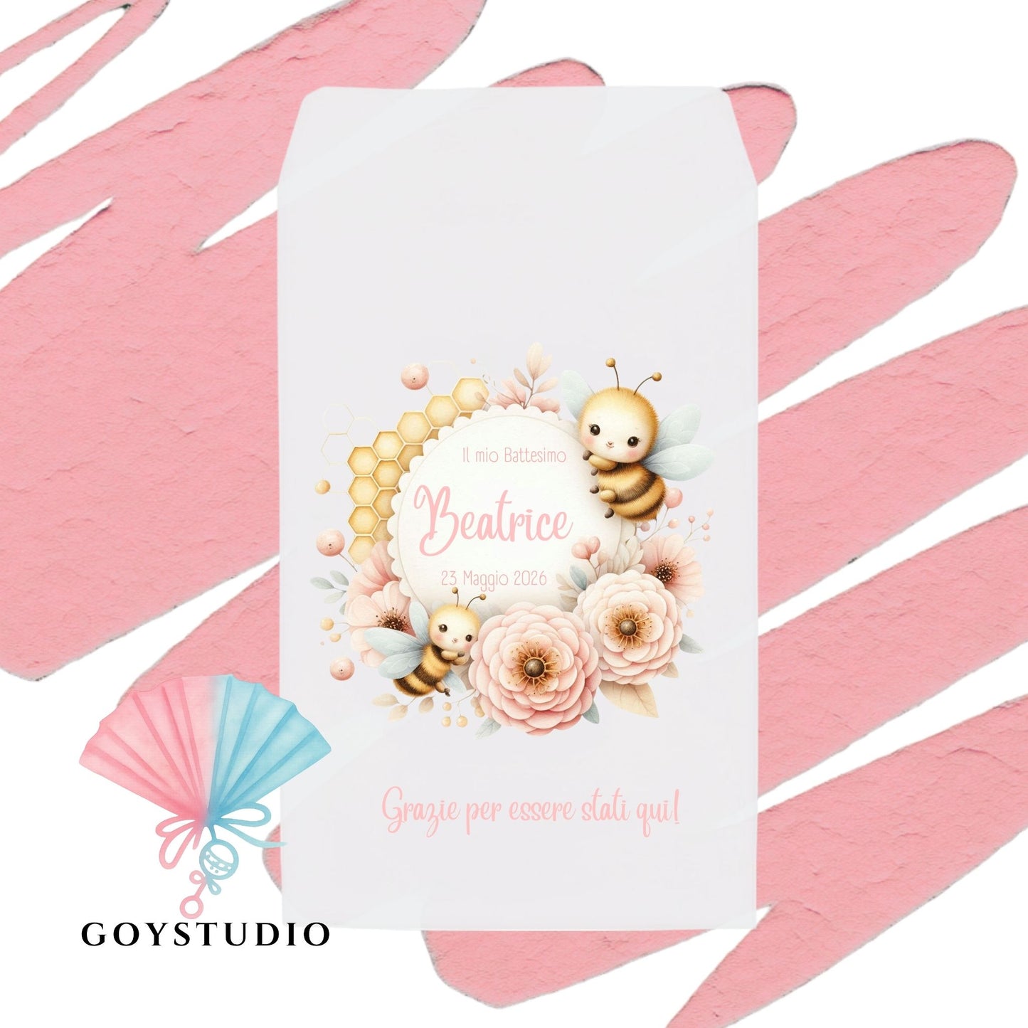 sacchetto portaconfetti bianco per battesimo/nascita bimba su sfondo rosa. Design con ape kawaii e alveare, circondati da una ghirlanda botanica rustica rosa e beige. In basso, nome personalizzato "Beatrice" e scritta "Grazie per essere stati qui"