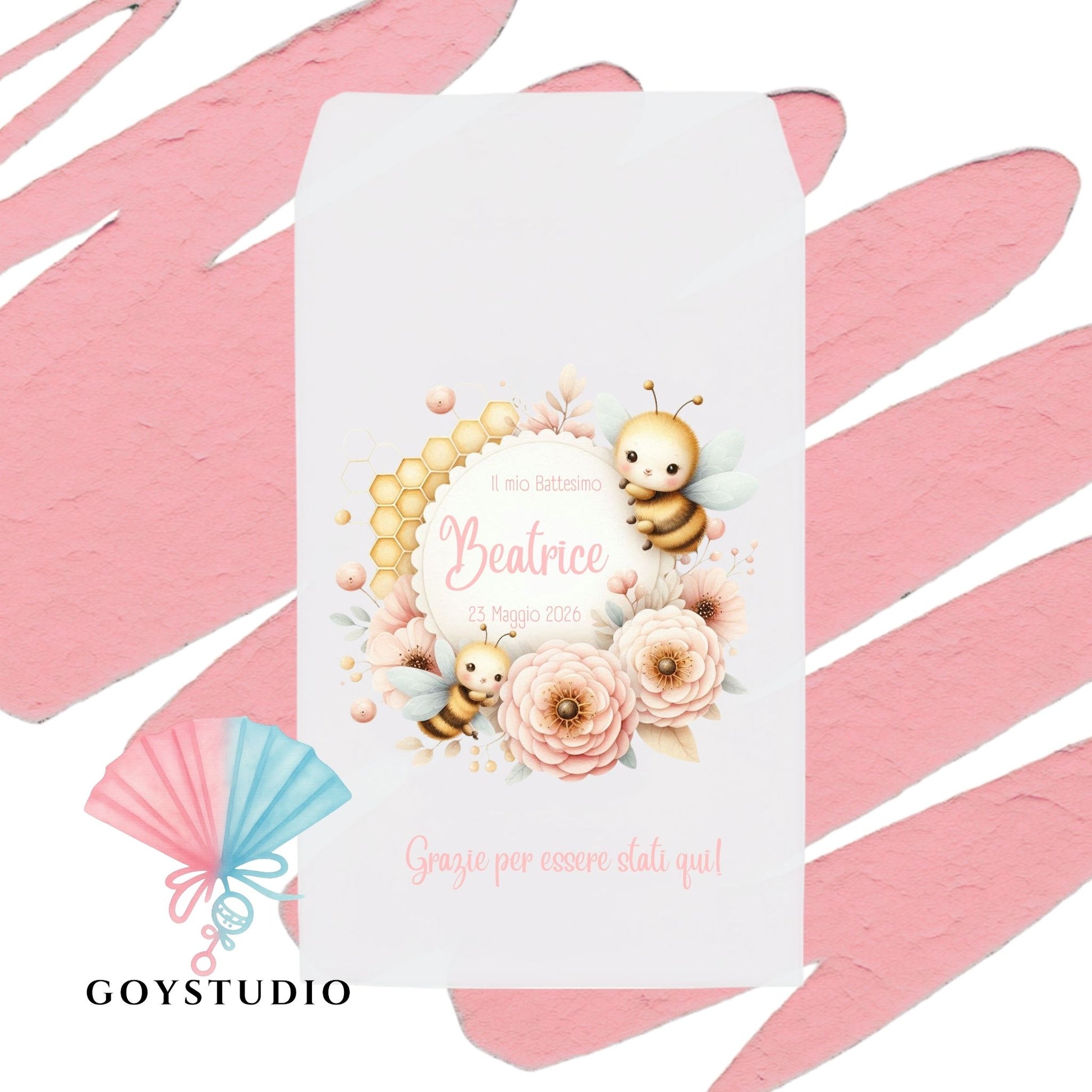 sacchetto portaconfetti bianco per battesimo/nascita bimba su sfondo rosa. Design con ape kawaii e alveare, circondati da una ghirlanda botanica rustica rosa e beige. In basso, nome personalizzato "Beatrice" e scritta "Grazie per essere stati qui"