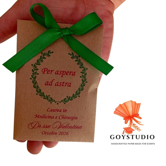 acchetto portaconfetti in carta kraft personalizzato per Laurea in Medicina e Chirurgia con fiocco verde