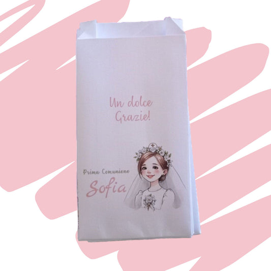 Sacchetto in carta bianco personalizzato per la Prima Comunione di Sofia, decorato con il disegno di una bambina con coroncina di fiori e la scritta "Un dolce Grazie!", posizionato su sfondo rosa pastello