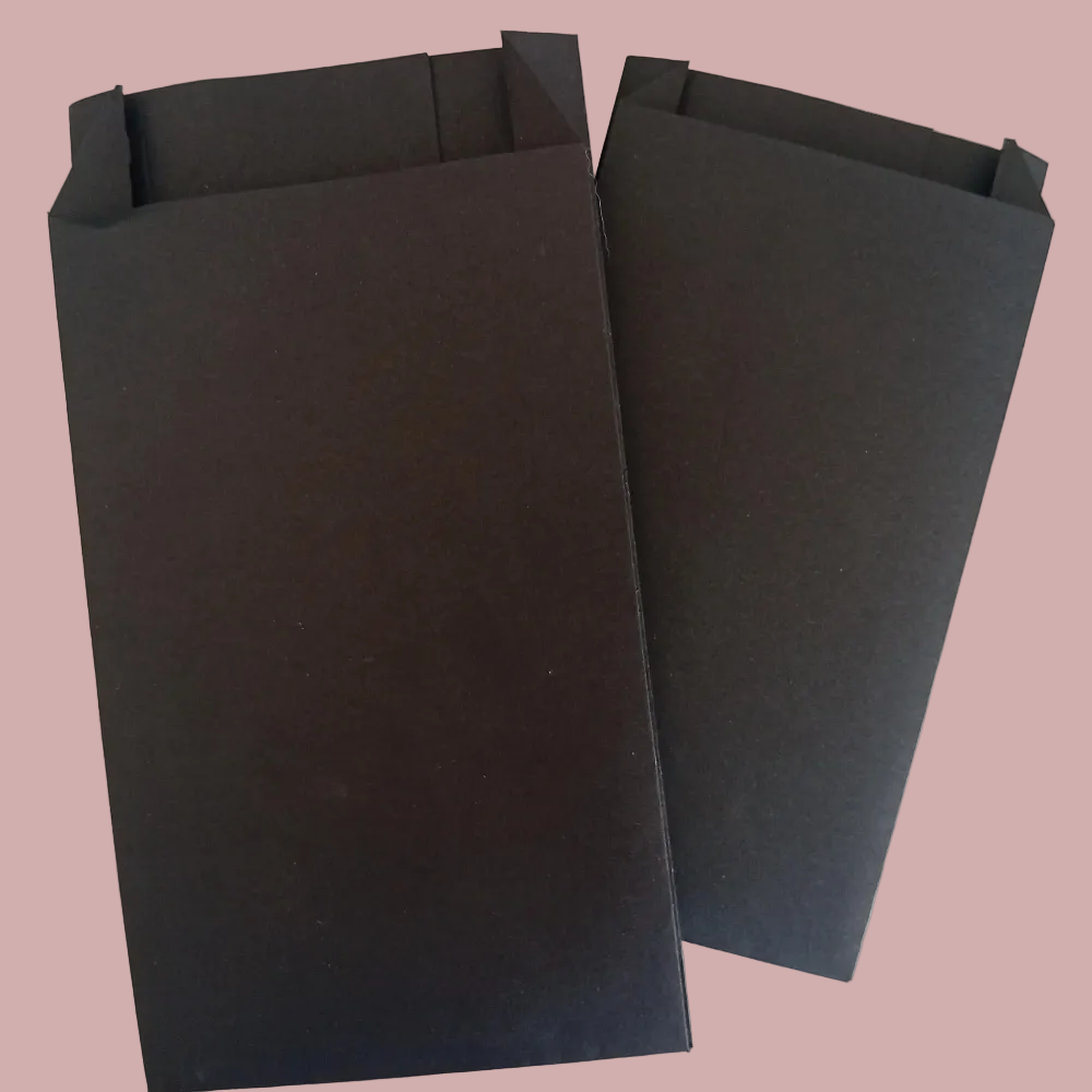 sacchetto in carta di colore nero con soffietto laterale