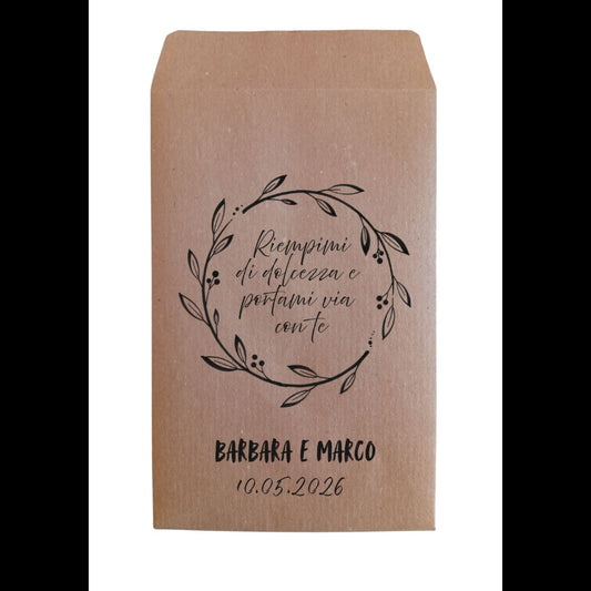 sacchetto in carta avana con stampa di una coroncina di foglie e la frase riempimi di dolcezza e portami via con te e i nomi e data.