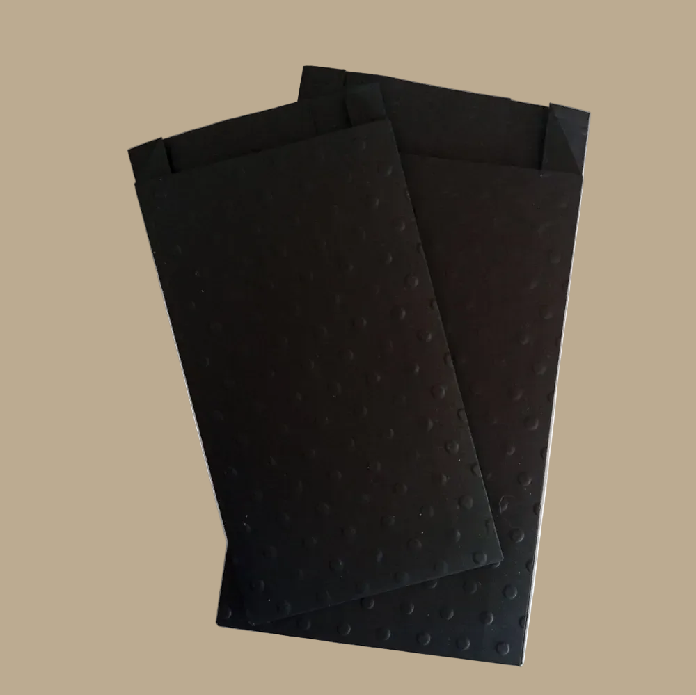 2 sacchetti di dimensioni diverse di carta in colore nero con finitura in rilievo a pois 
