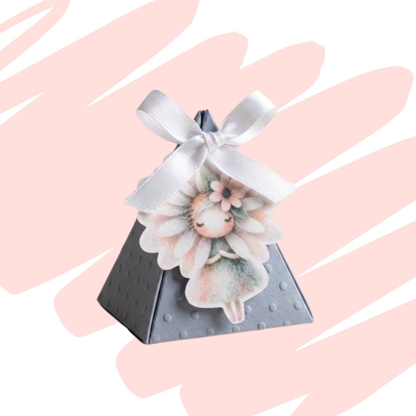 Scatolina portaconfetti a piramide grigio polvere con texture a rilievo, chiusa da un fiocco in raso bianco e decorata con un'illustrazione in stile acquerello di una dolce fatina dei fiori con petali di margherita sulla testa.