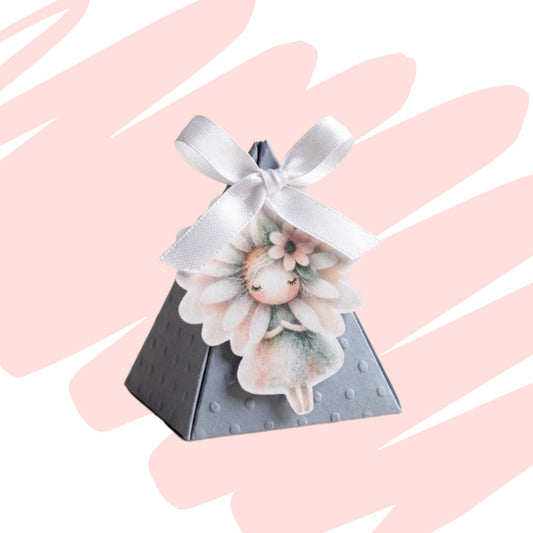Scatolina portaconfetti a piramide grigio polvere con texture a rilievo, chiusa da un fiocco in raso bianco e decorata con un'illustrazione in stile acquerello di una dolce fatina dei fiori con petali di margherita sulla testa.