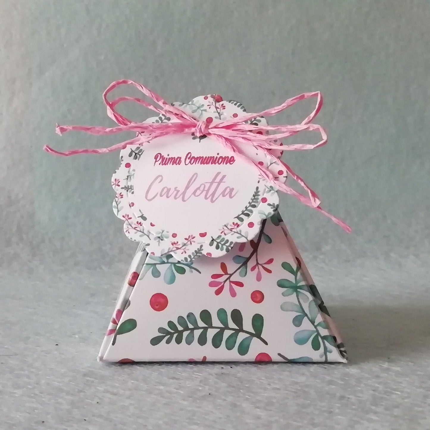 scatolina porta confetti in tema floreale con bigliettino rotondo personalizzato