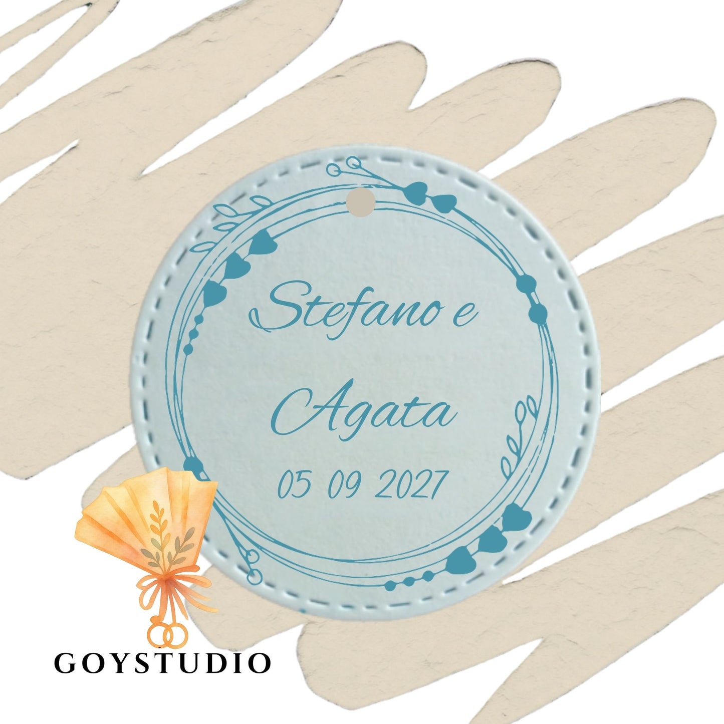 Mockup di bigliettino bomboniera rotondo per matrimonio celeste della collezione Spring Romance, personalizzato con i nomi "Stefano e Agata" e la data "05 09 2027" all'interno di una ghirlanda floreale blu