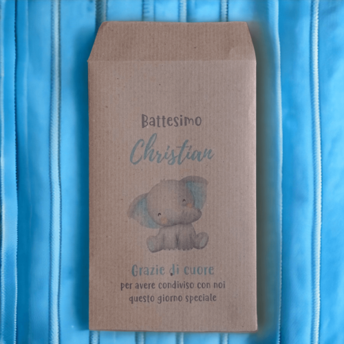sacchetto in carta kraft con immagine elefantino azzurro e testo personalizzato per un battesimo