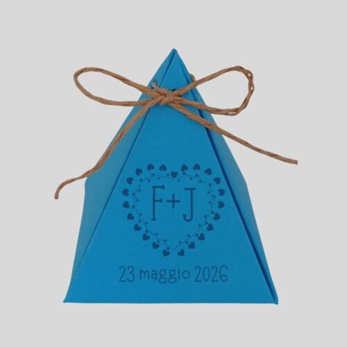 Scatolina portaconfetti matrimonio azzurra con iniziali sposi e cuore. Personalizzata con nomi e data.