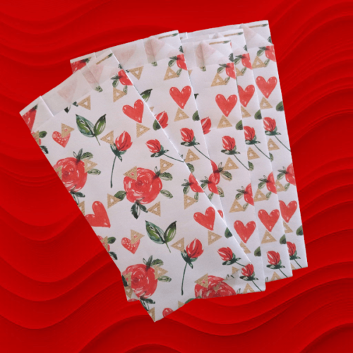 bustine di carta con rose rosse