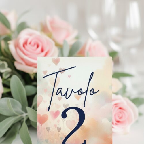Segnatavolo matrimonio romantico Cuori Romantici con acquerello rosa e cuori, carattere calligrafico blu navy, cartoncino artigianale GoyStudio